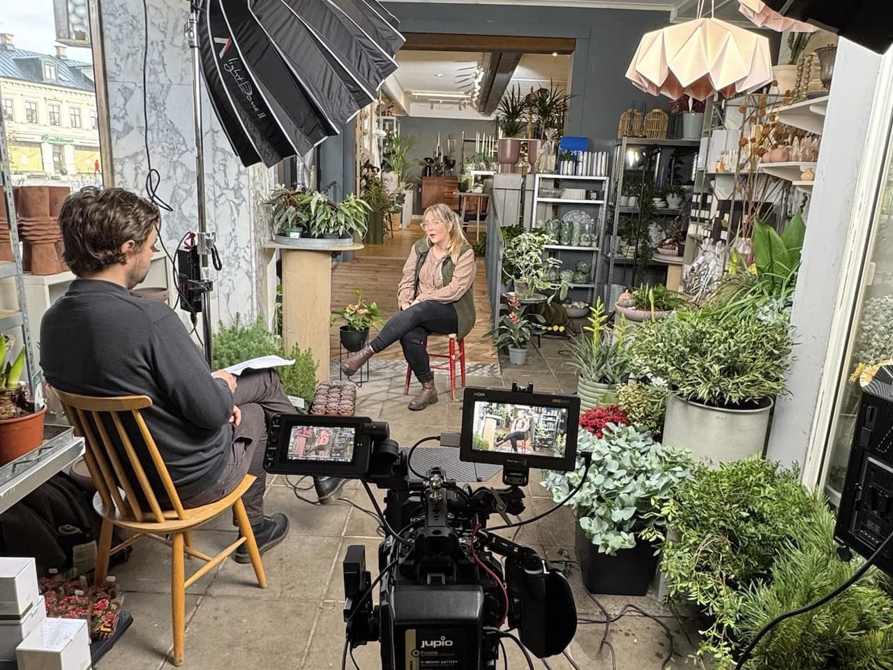 Tuana fotograferar och filmar på plats hos kund